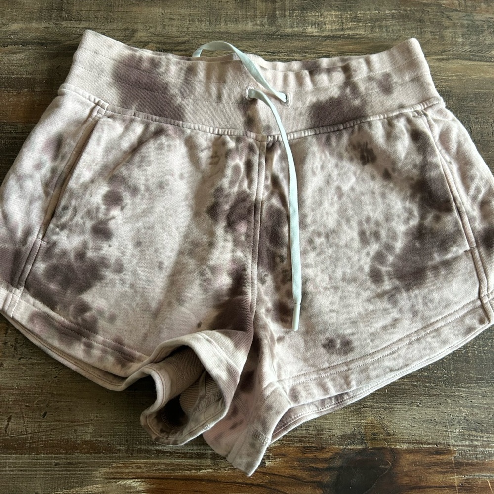 Lululemon inner glow shorts Sz 4 euc